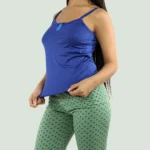 Pijama de mujer en pantalón capri con blusa azul