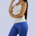 Pijama de mujer en pantalón capri con blusa blanca